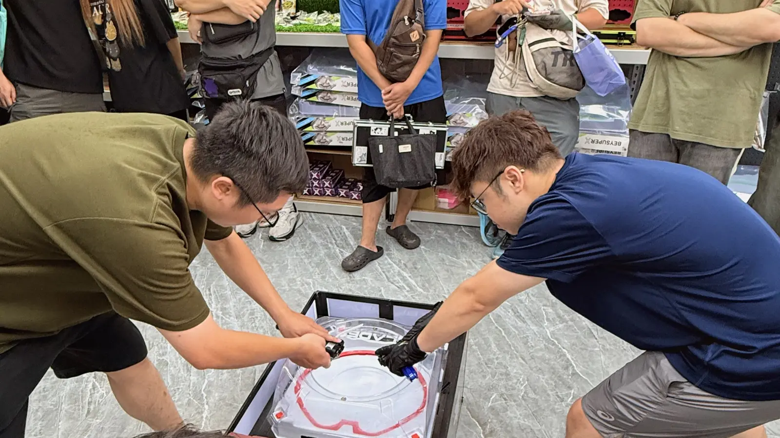 童無忌戰鬥陀螺店賽 7/12 現場直擊｜134 人擠爆彰化溪湖玩具店，加賽冠軍是小朋友餅乾 封面